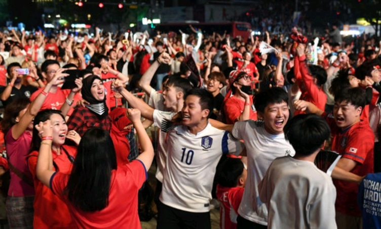 乐鱼登录入口- 柏林联合历史性晋级欧冠，球迷狂欢通宵庆祝  