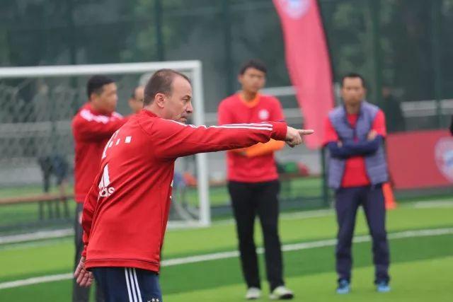 乐鱼体育入口- 拜仁青训营三名小将首次入选一线队  